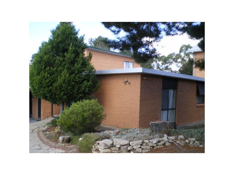 2 Mosely Av, Cooma NSW 2630