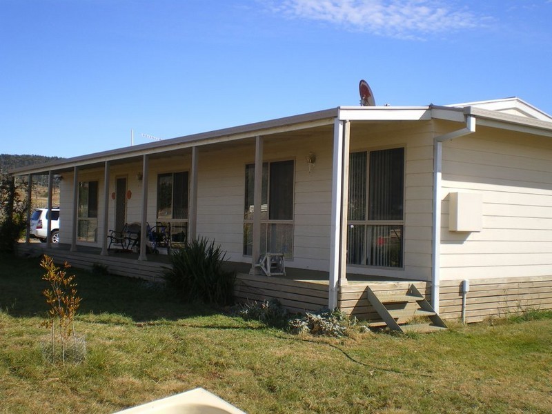 33 Snowy Creek Ave, Cooma NSW 2630