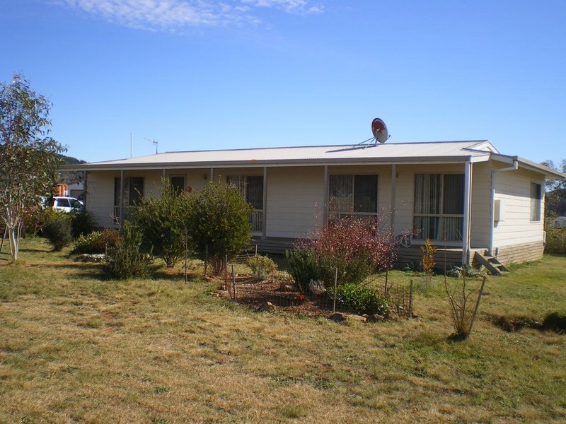 33 Snowy Creek Ave, Cooma NSW 2630