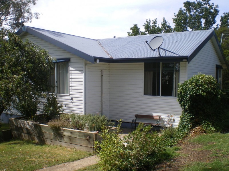 2 Ballang Pl, Cooma NSW 2630