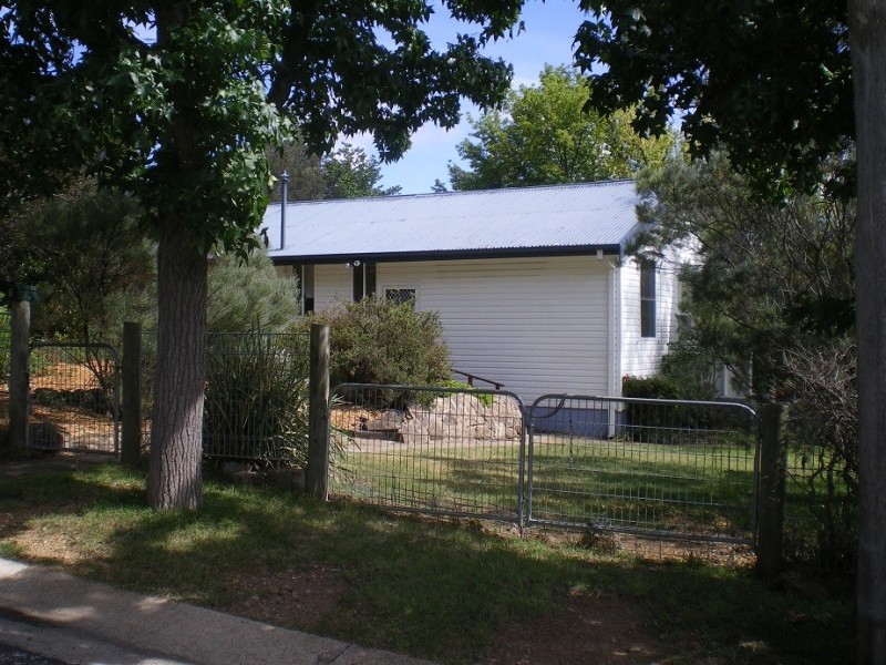 2 Ballang Pl, Cooma NSW 2630