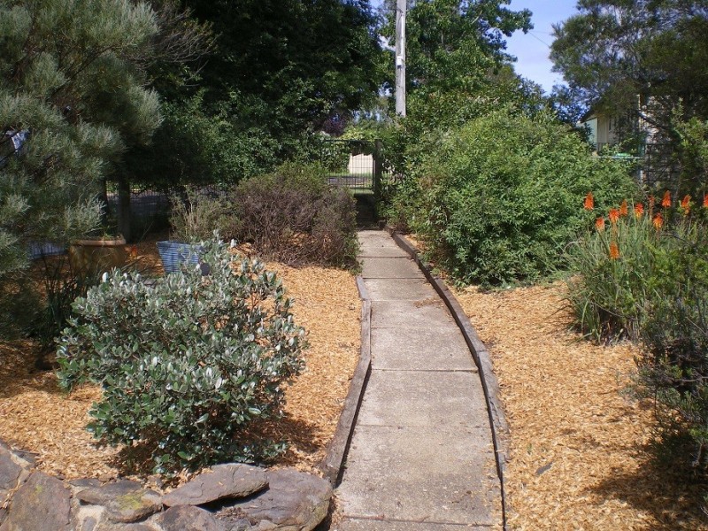 2 Ballang Pl, Cooma NSW 2630