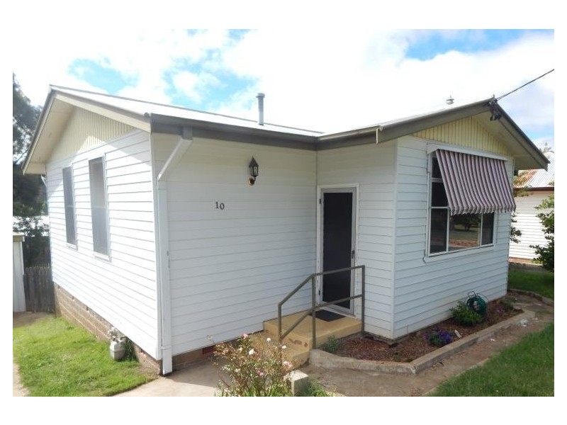 10 Norman Dykes Ave, Cooma NSW 2630