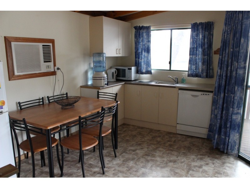 Cabin F8 Punyelroo Caravan Park, PUNYELROO via, Mannum SA 5238