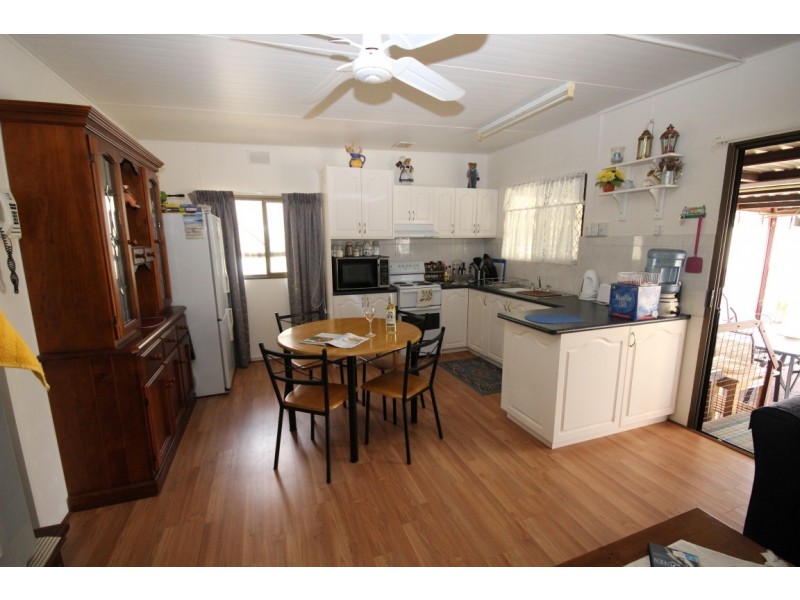 Cabin No. 6 Grulunga Caravan Park, Younghusband SA 5238