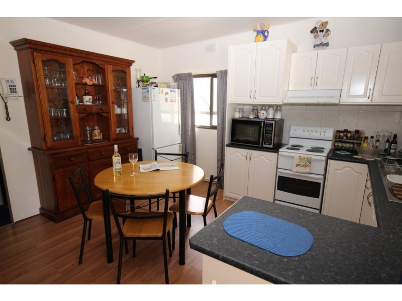 Cabin 6 Grulunga Caravan Park, YOUNGHUSBAND via, Mannum SA 5238