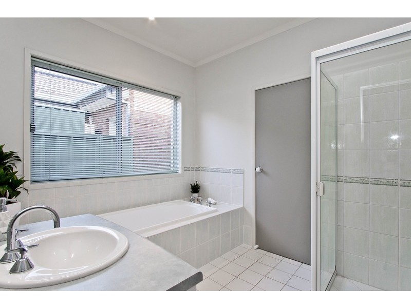 8 Petrel Crescent, Mawson Lakes SA 5095