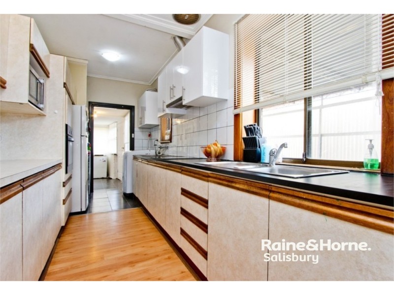 8 Wallace Road, Elizabeth Vale SA 5112