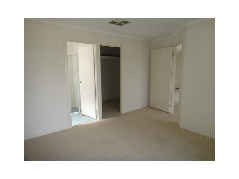 8 Meadow Lane, Para Hills West SA 5096