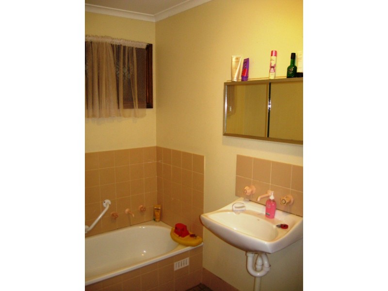 24 Tregenza Ave, Elizabeth South SA 5112