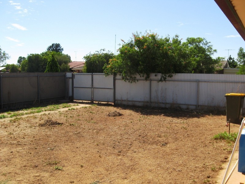 24 Tregenza Ave, Elizabeth South SA 5112