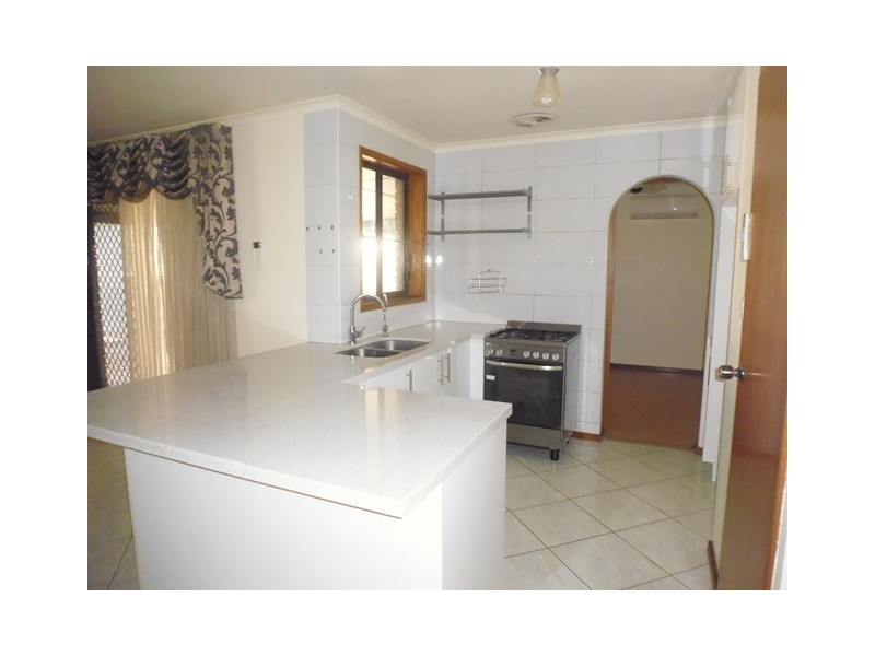 2 Maguire Crescent, Burton SA 5110