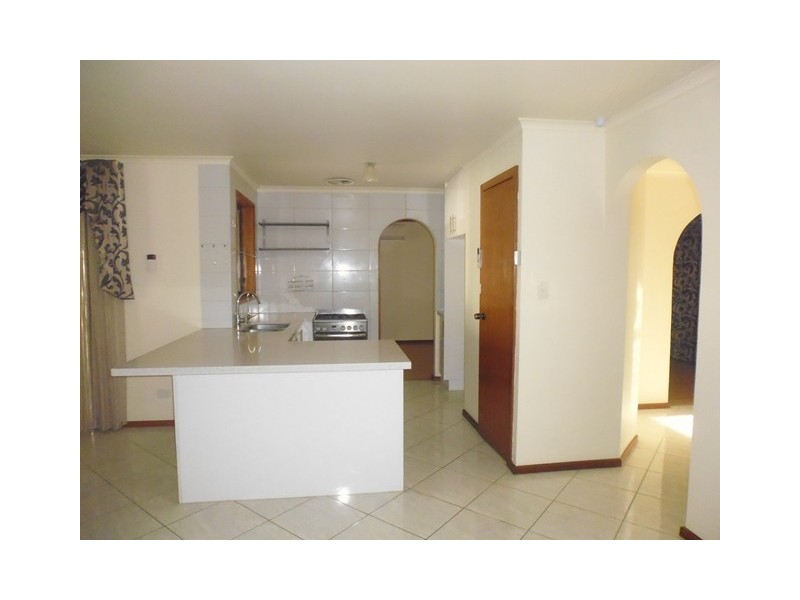 2 Maguire Crescent, Burton SA 5110