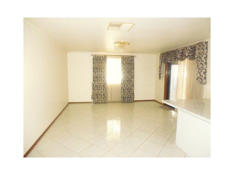 2 Maguire Crescent, Burton SA 5110