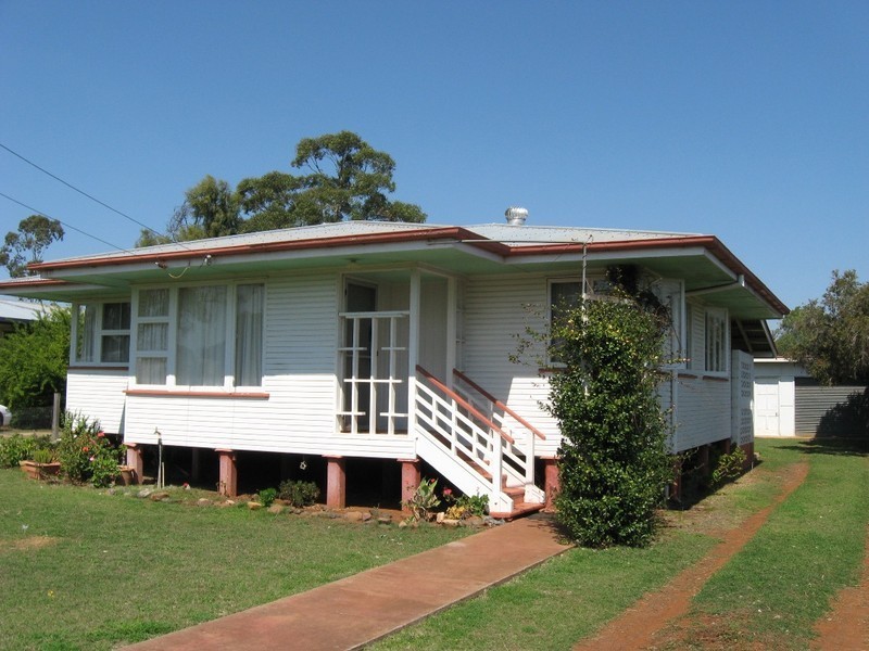 12 Aylmer Street, Oakey QLD 4401