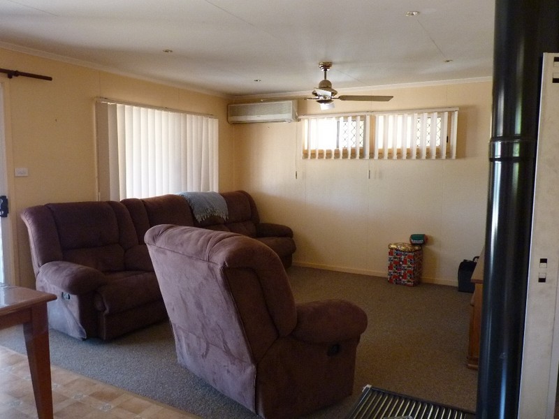 10 James St, Oakey QLD 4401