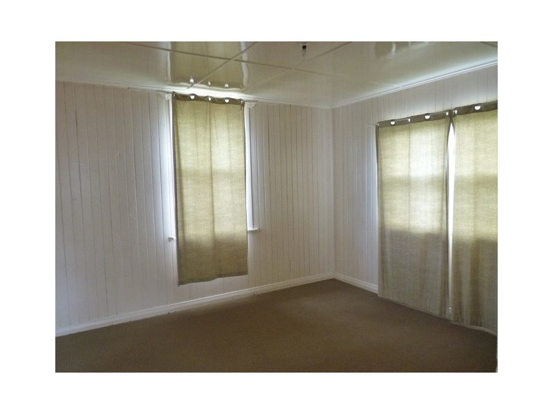 239 Bridge Street, Oakey QLD 4401