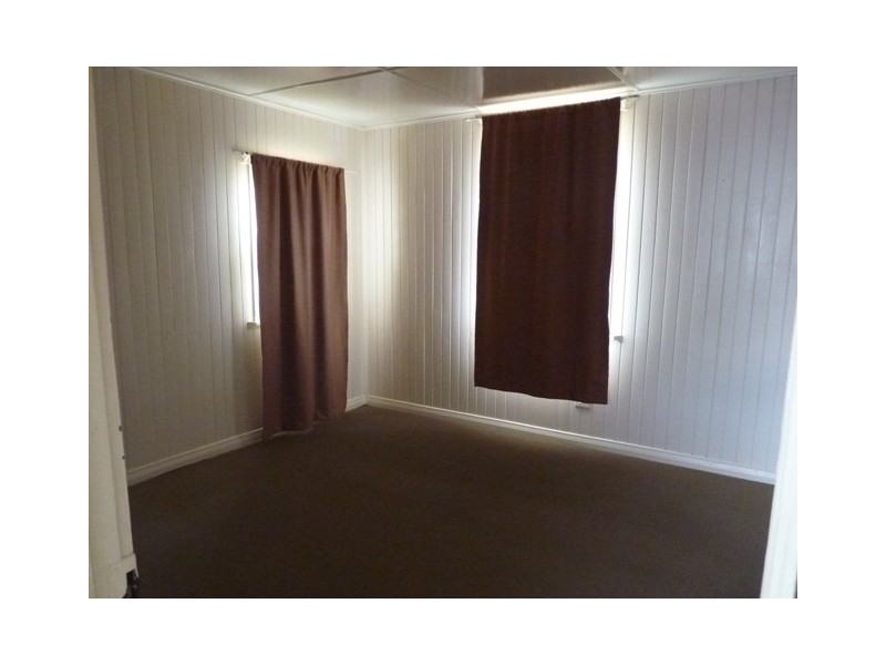 239 Bridge Street, Oakey QLD 4401