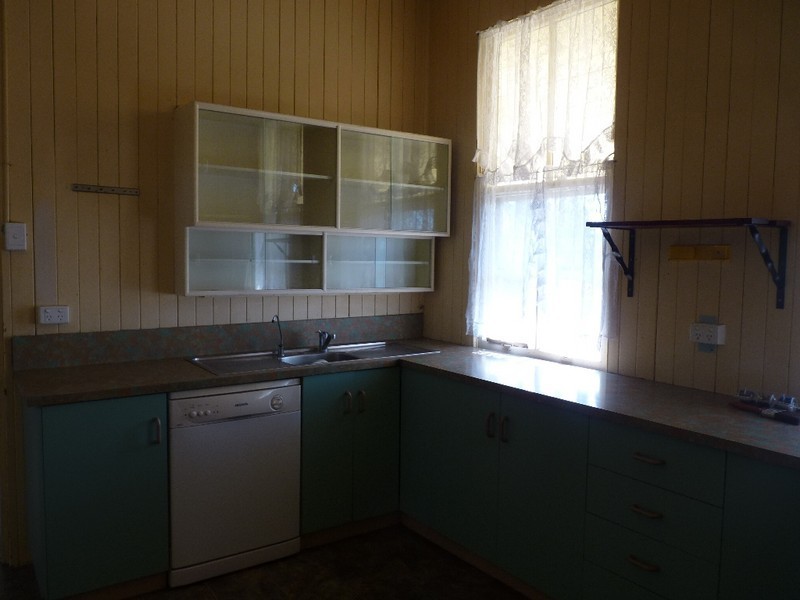 10 Station Street, Jondaryan QLD 4403