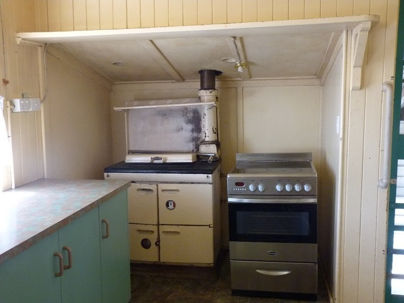 10 Station Street, Jondaryan QLD 4403