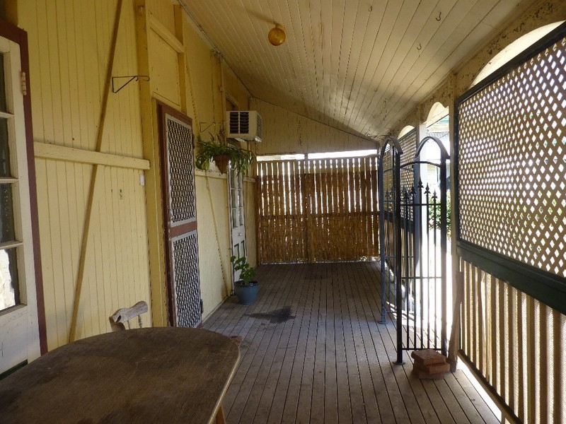 10 Station Street, Jondaryan QLD 4403