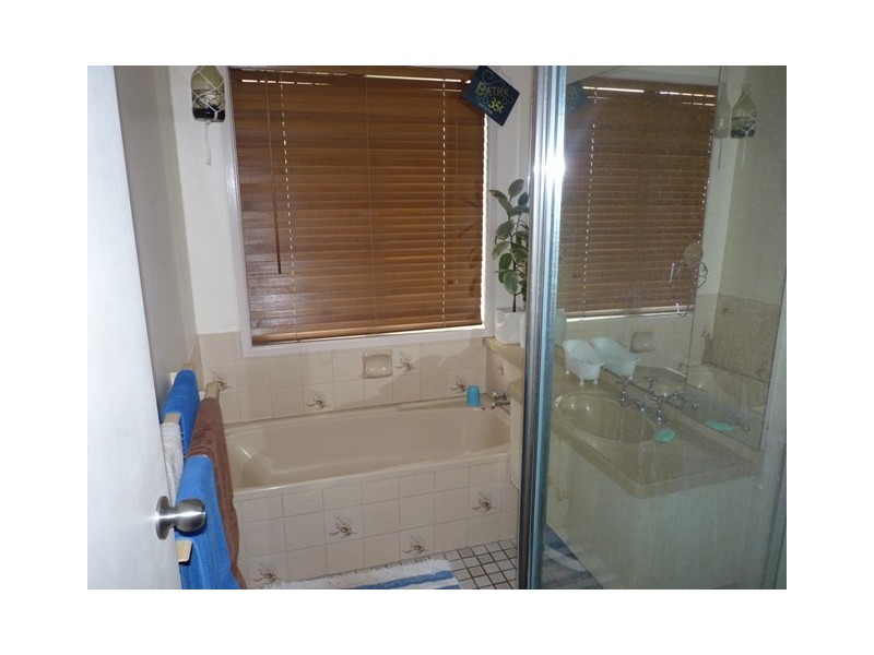 16 Cooper Avenue, Oakey QLD 4401