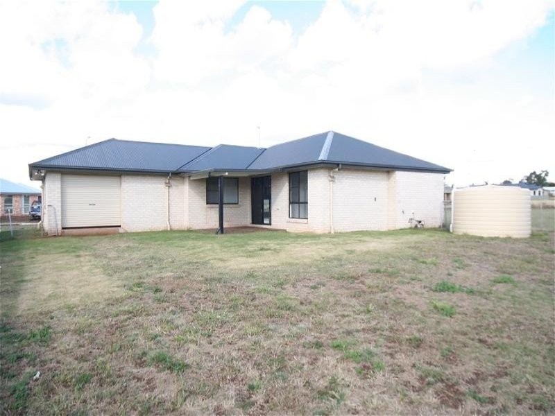 18 Murray Street, Oakey QLD 4401