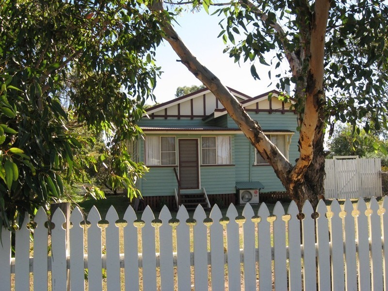 32  West Street, Oakey QLD 4401