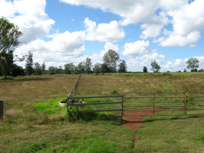 “Oakview” 137 New England H’way, Yarraman QLD 4614