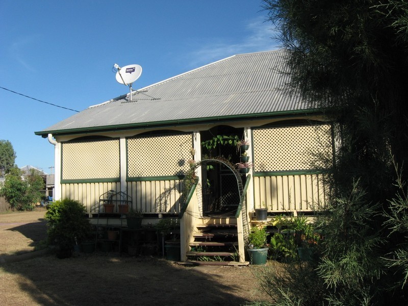10 Station Street, Jondaryan QLD 4403