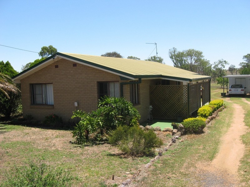 9 Nicholas St, Goombungee QLD 4354
