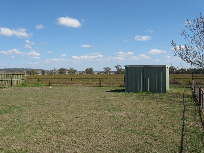 8 Cooper Avenue, Oakey QLD 4401