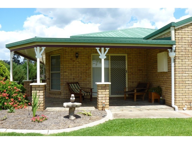 6a  Russell Street, Oakey QLD 4401