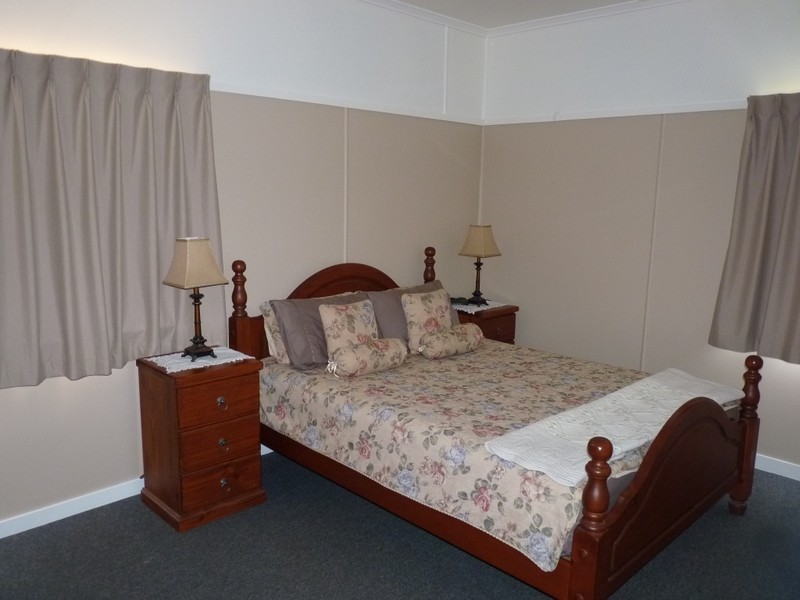 6  James Street, Oakey QLD 4401