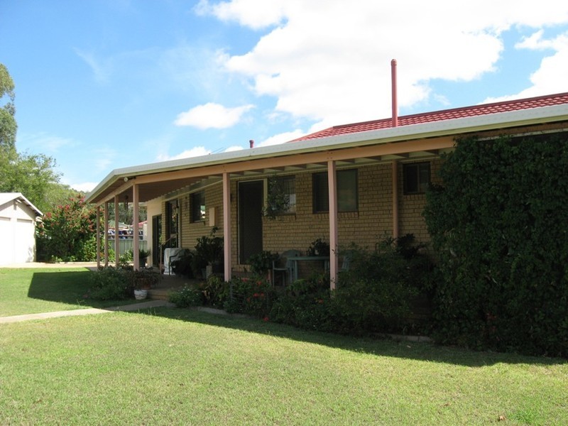 14 Wright Street, Oakey QLD 4401
