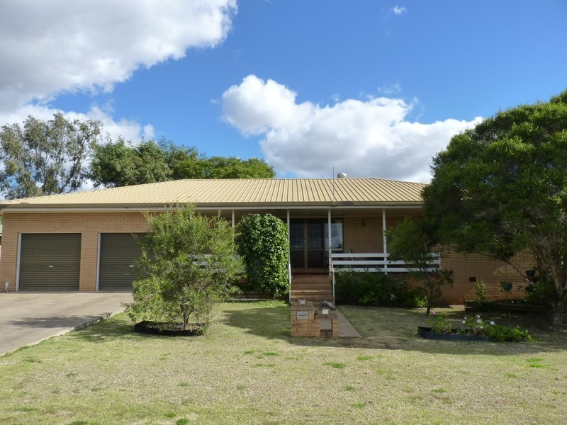 17 Robb Street, Oakey QLD 4401