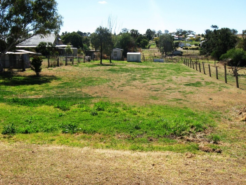 13 Edward Street, Goombungee QLD 4354