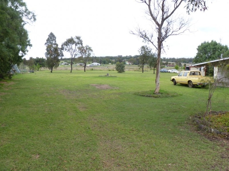 14  Earl Street, Jondaryan QLD 4403