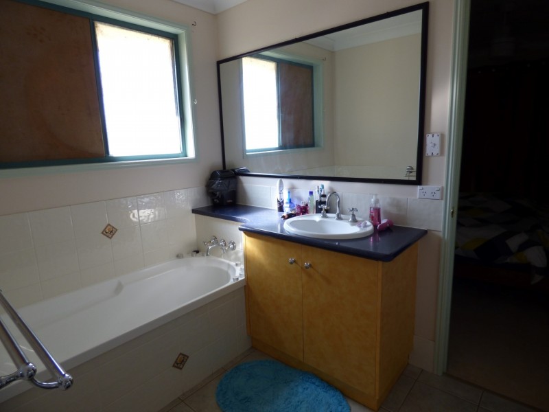 10 TAYLOR STREET, St George QLD 4487