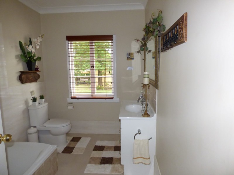 10 MCDONNELL AVE, St George QLD 4487