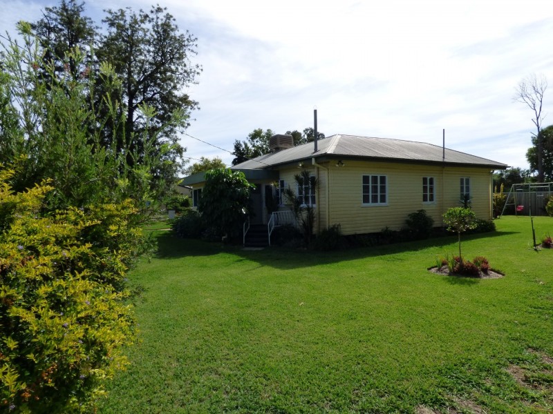 10 MCDONNELL AVE, St George QLD 4487