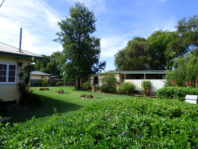 10 MCDONNELL AVE, St George QLD 4487