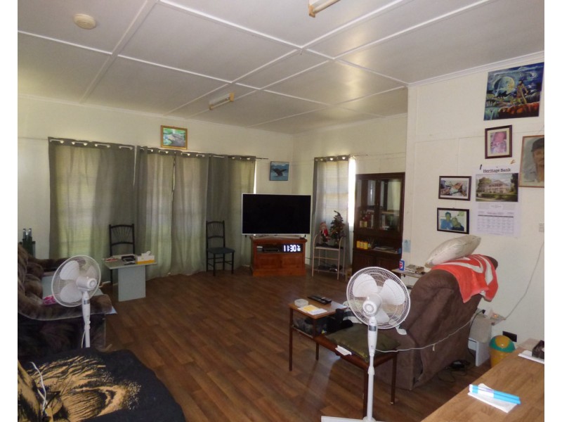 10 Moore Street, Dirranbandi QLD 4486