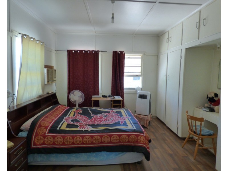 10 Moore Street, Dirranbandi QLD 4486