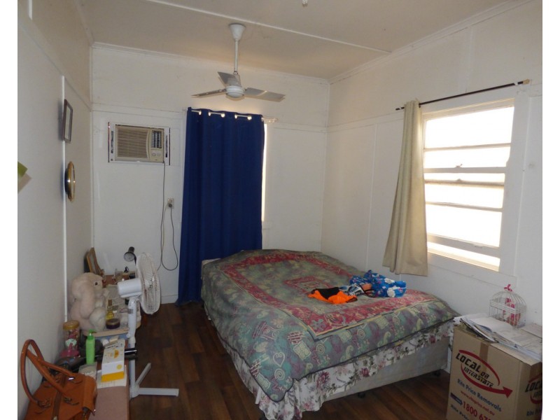 10 Moore Street, Dirranbandi QLD 4486