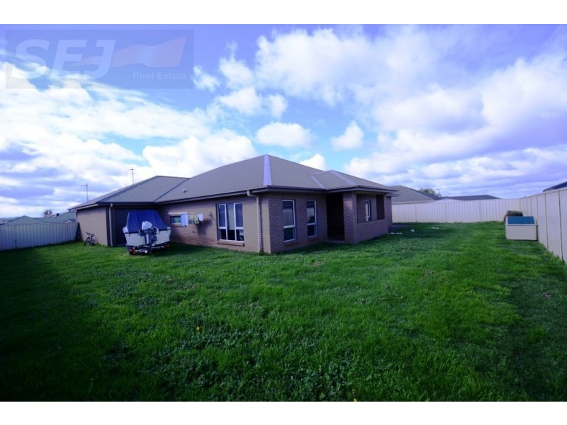 12 Carr Ave, Leongatha VIC 3953