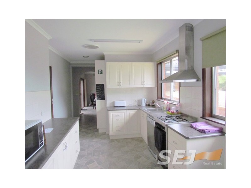 16 Sinclair Street, Warragul VIC 3820