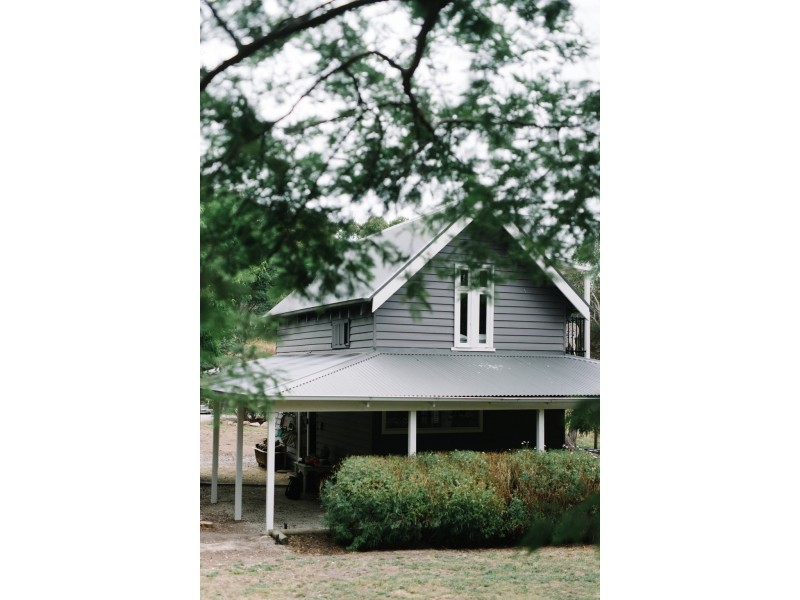 8 WARATAH ROAD, Fish Creek VIC 3959