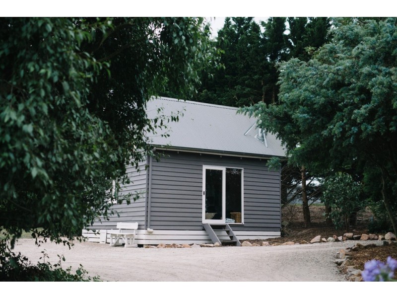 8 WARATAH ROAD, Fish Creek VIC 3959