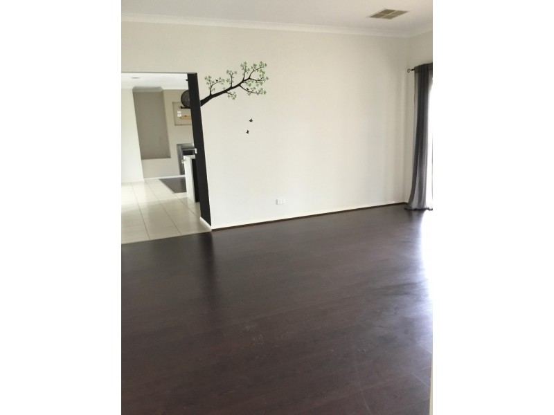 15 Norman Road, Drouin VIC 3818